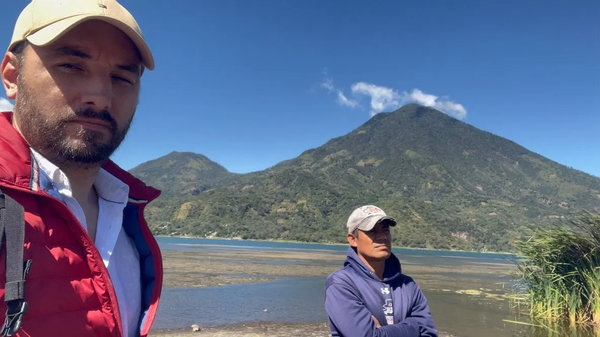 Thomas Bertrand et un producteur de café au bord du lac Atitlán, le volcan San Pedro en arrière-plan