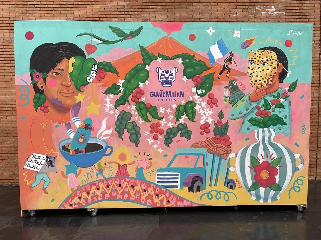Fresque colorée « Guatemalan Coffees » : caféiers en fleurs et en fruits, volcan, quetzal et personnages