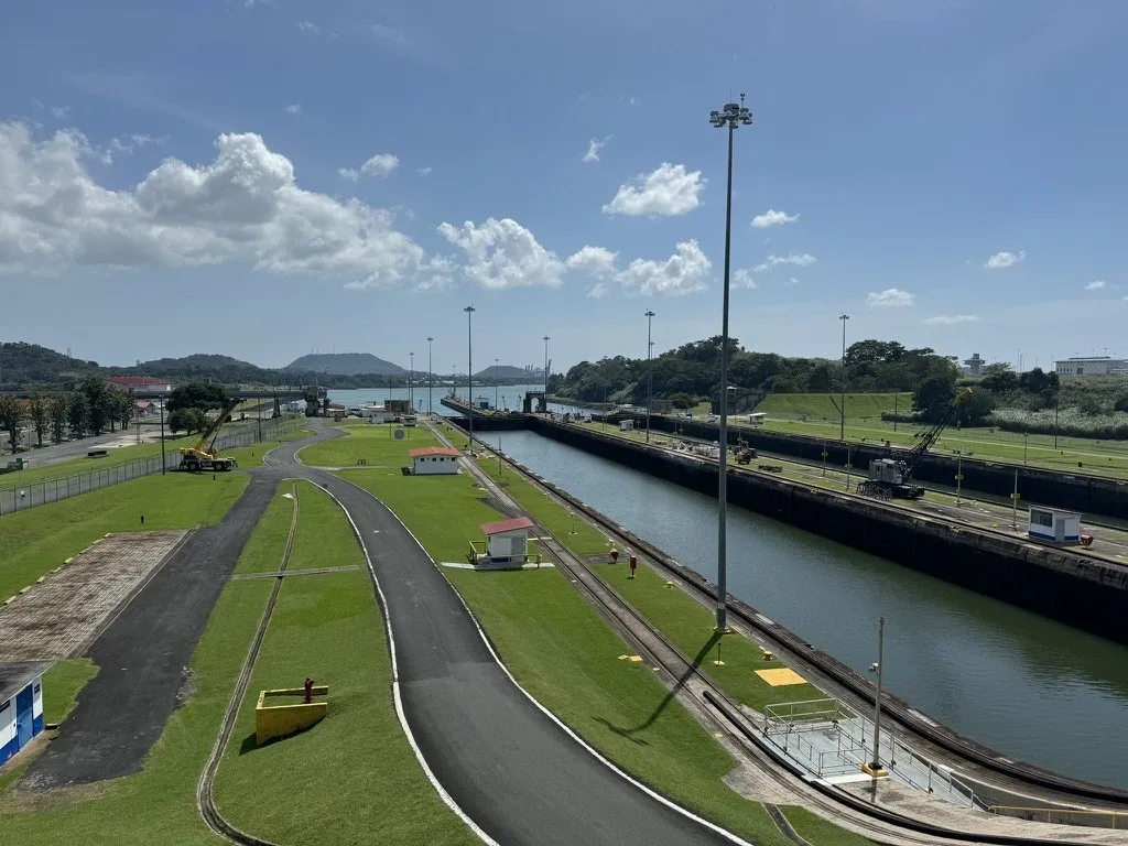 Les écluses du canal de Panama vues d'en haut, un jour de grand soleil