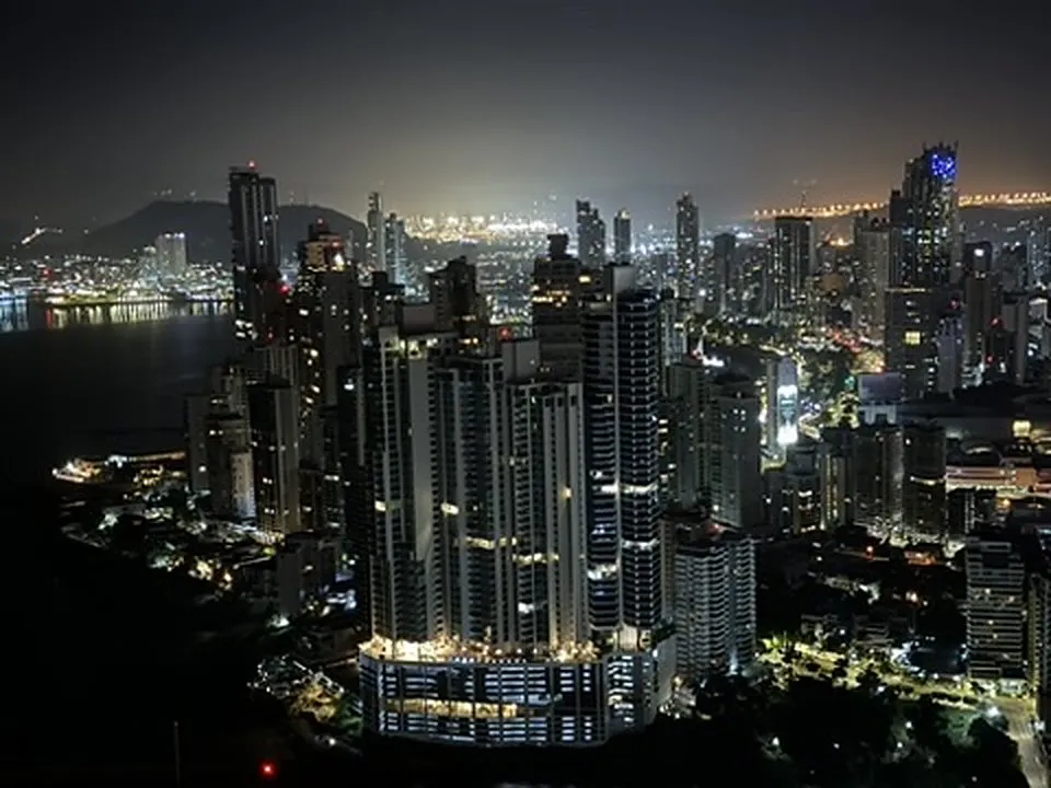 Les gratte-ciel de Panama City illuminés la nuit, la baie en arrière-plan