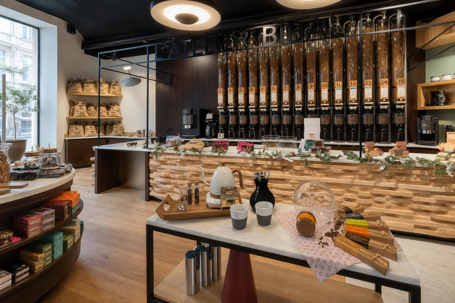 Table de dégustation de la boutique Cafés Bibal de Montpellier, silos de café en grain en fond