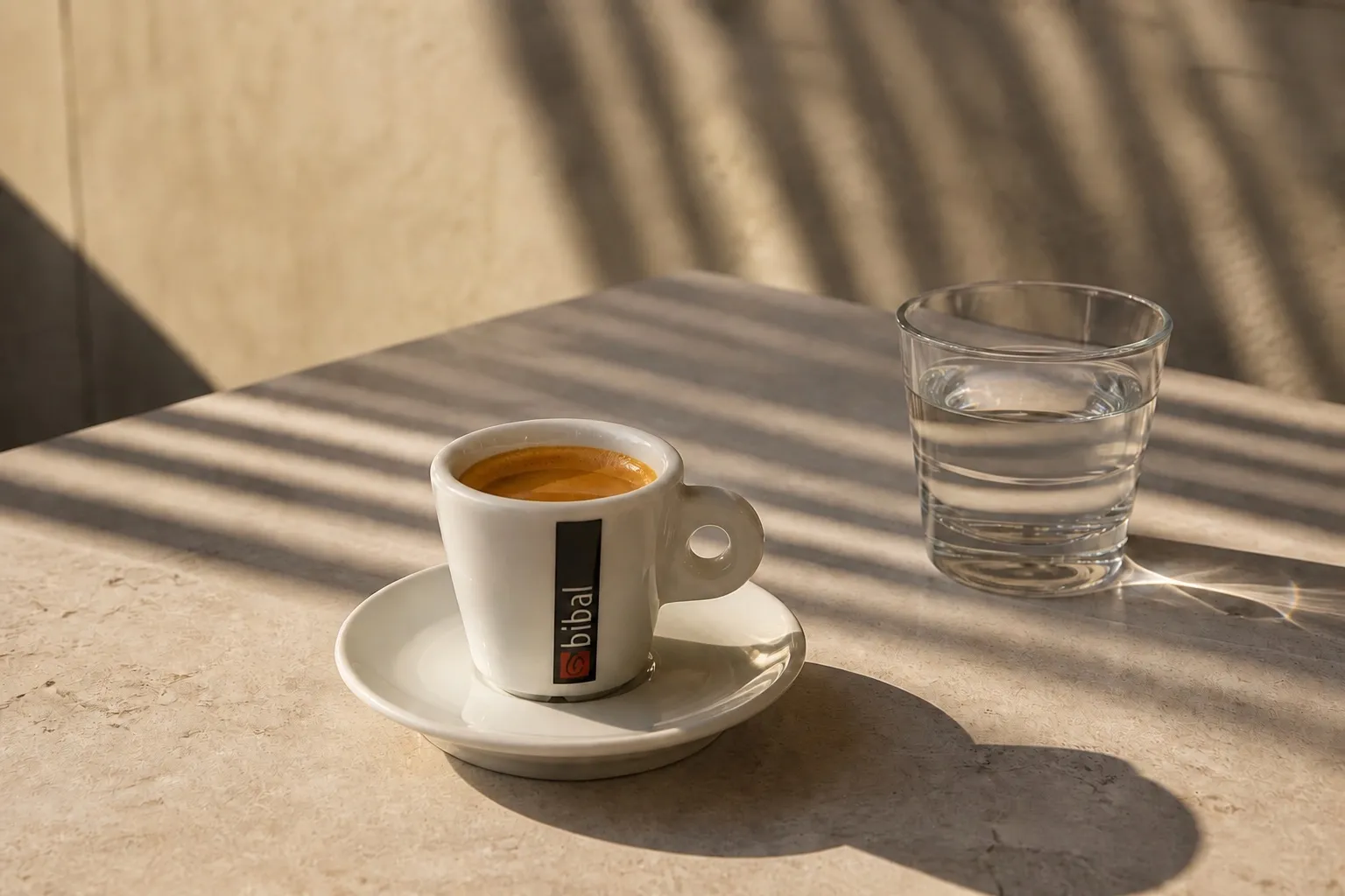 Expresso servi en terrasse au soleil, ambiance méditerranéenne
