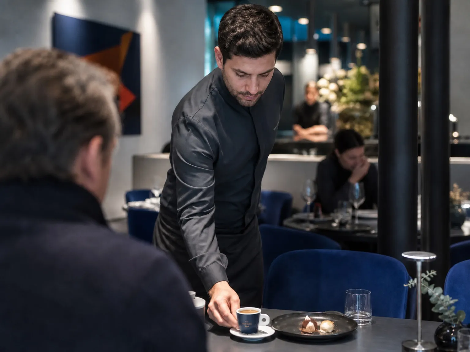 Expresso en tasse Héritage bleue servi à côté d'une assiette à dessert terminée dans un restaurant