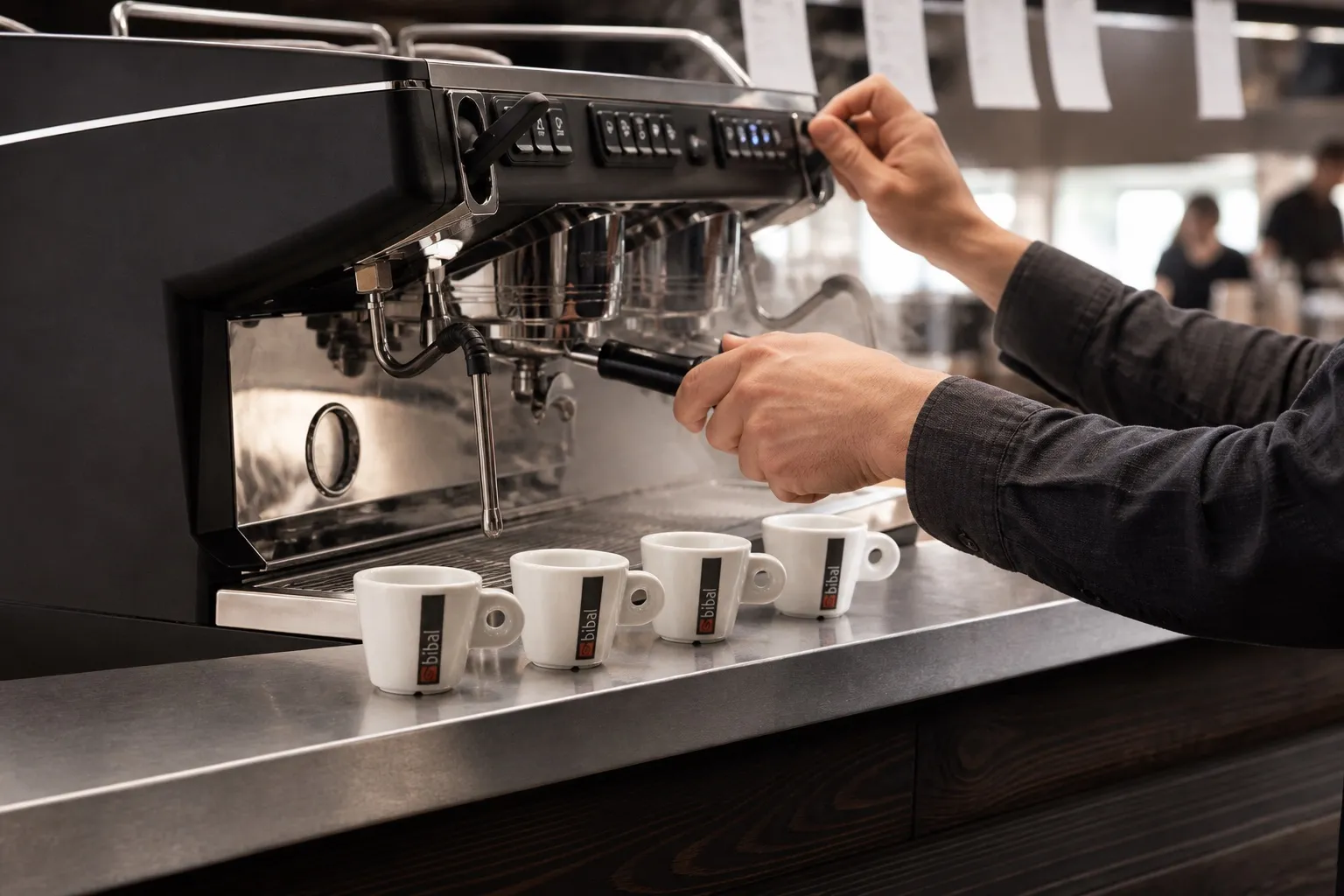 Le coup de feu au comptoir : les expressos s'enchaînent en plein service