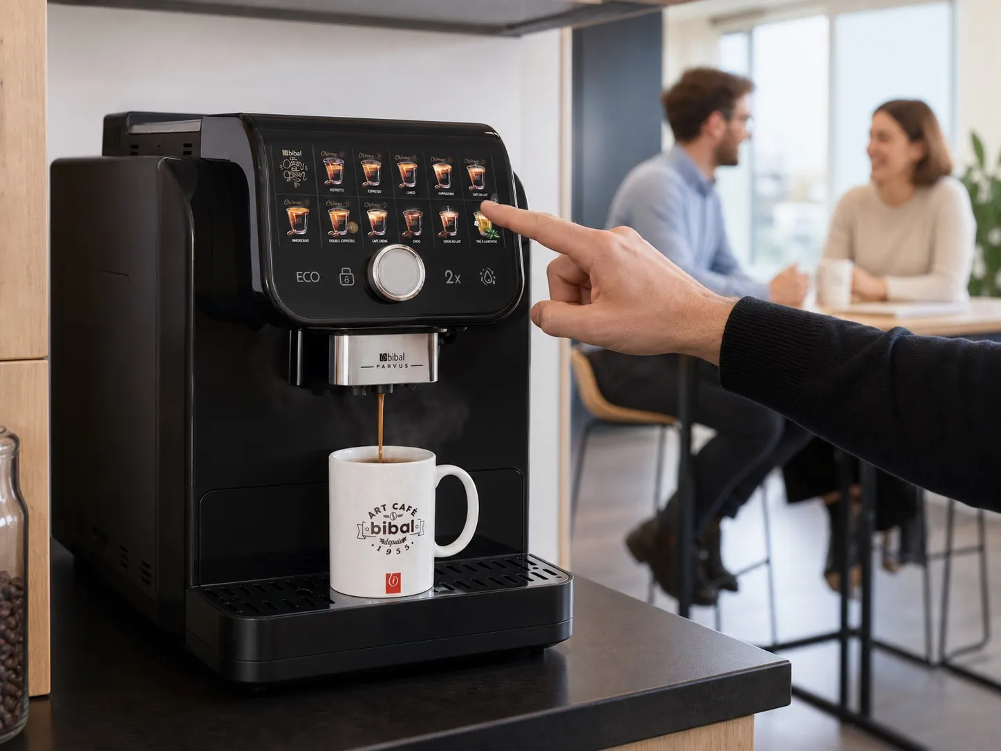 Machine à grain Parvus préparant un café dans un mug Bibal