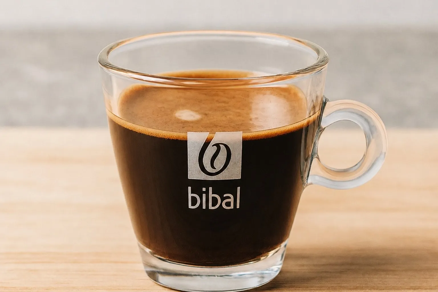 Tasse de café Bibal fraîchement extraite, crema épaisse
