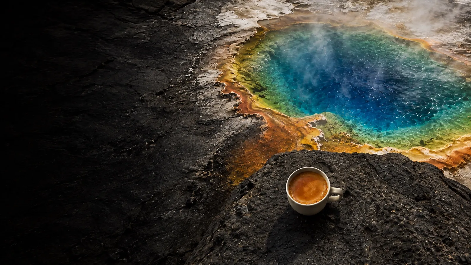 Photographie réaliste d’un bassin géothermal bleu et turquoise avec une tasse d’espresso à la crema noisette posée à côté sur une roche sèche