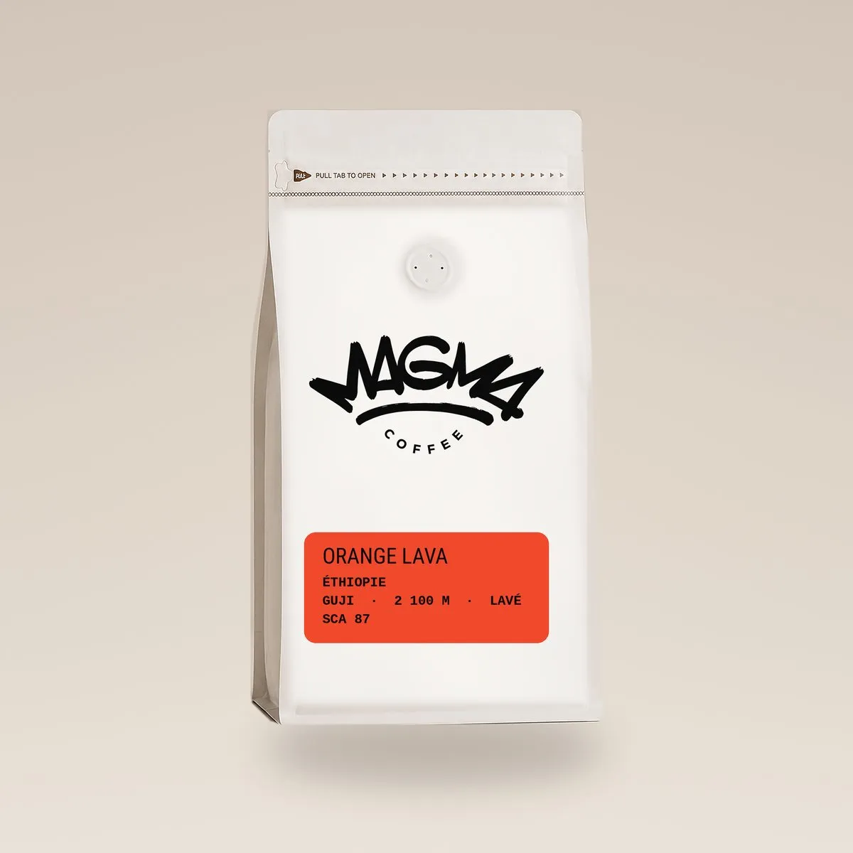Sachet blanc Magma Coffee 1 kg, cartouche orange lava — Chine Red River, café de spécialité en grain
