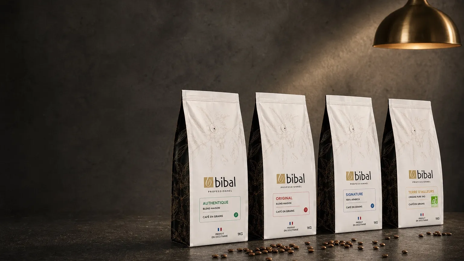 Les quatre paquets de café de la gamme Pro Bibal réunis sur un comptoir en pierre