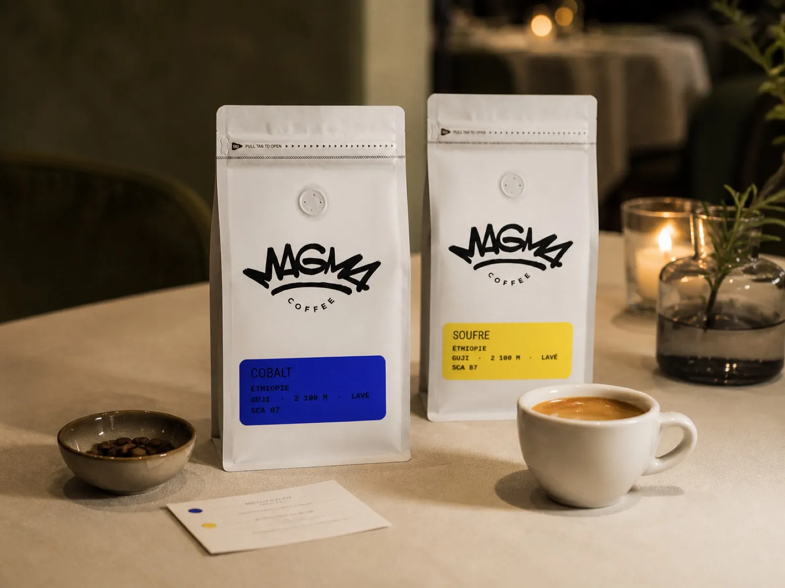 Caf&eacute;s Magma et tasse d'espresso, fiche de lot pos&eacute;e &agrave; c&ocirc;t&eacute;