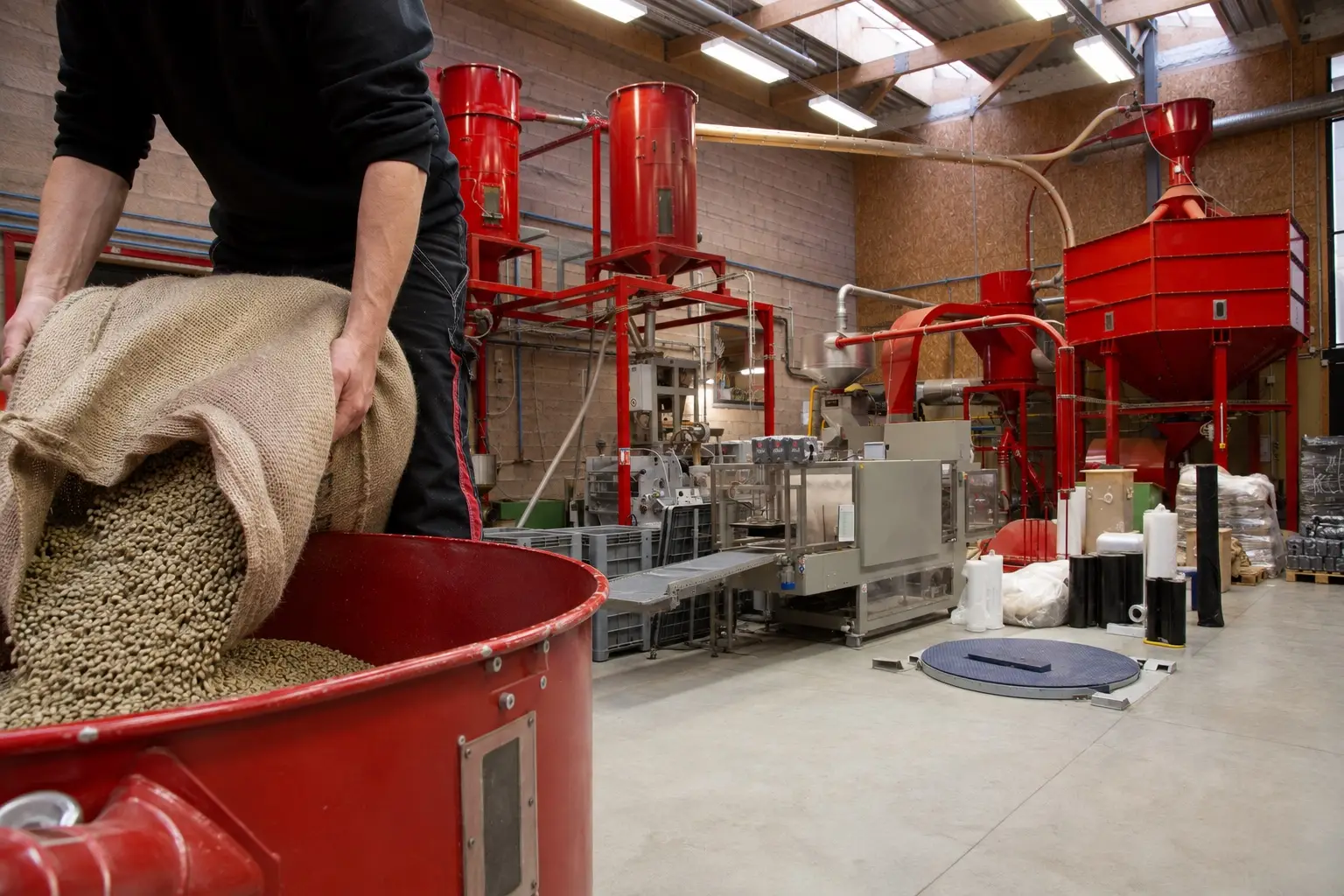 Activité dans l'usine de Saint-Aunès autour des équipements rouges de torréfaction