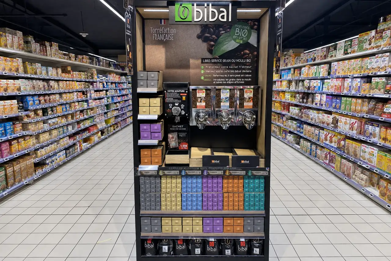 Meuble « l'atelier de Joseph Bibal » en tête de gondole de grande surface