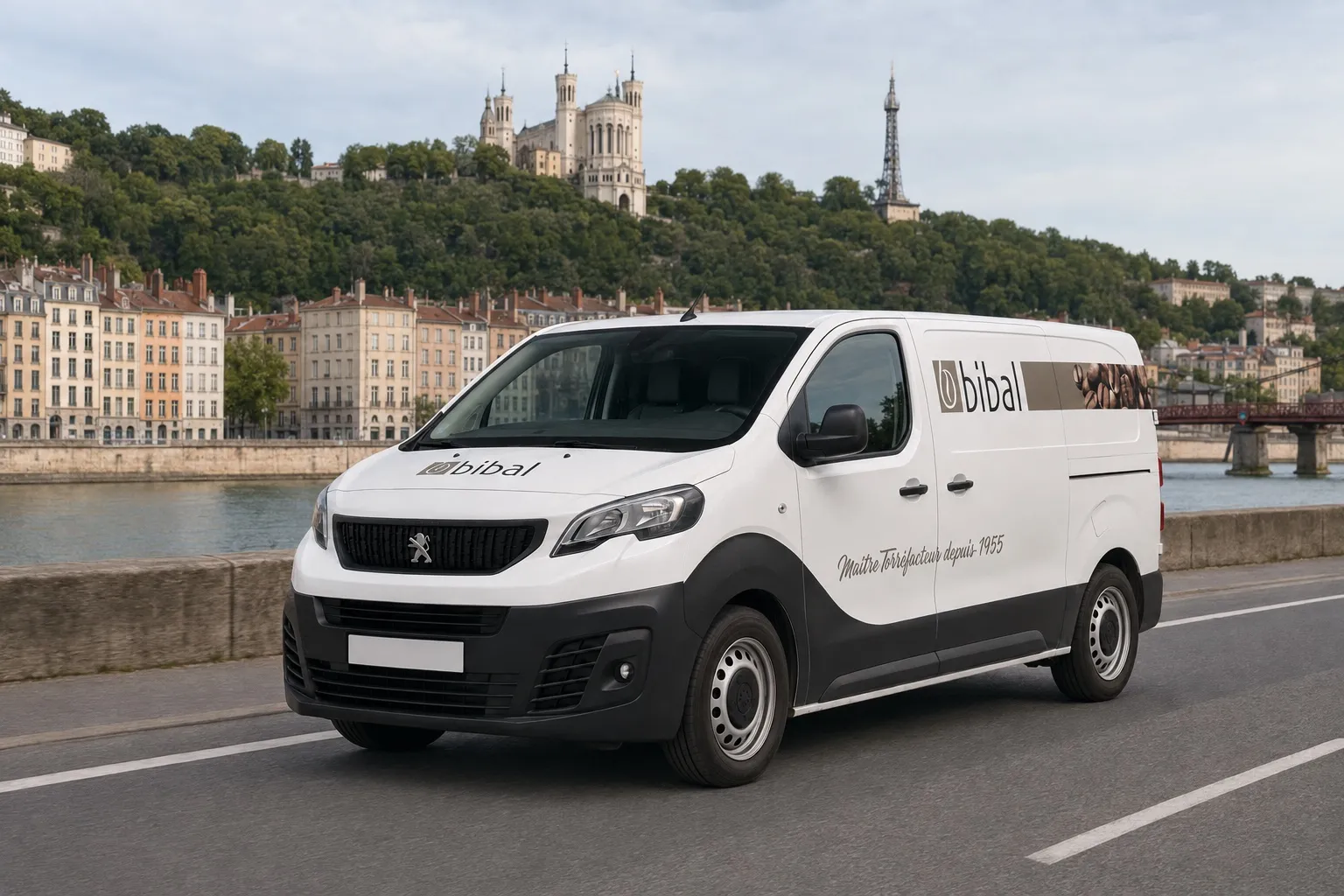 Véhicule Bibal devant la basilique de Fourvière à Lyon