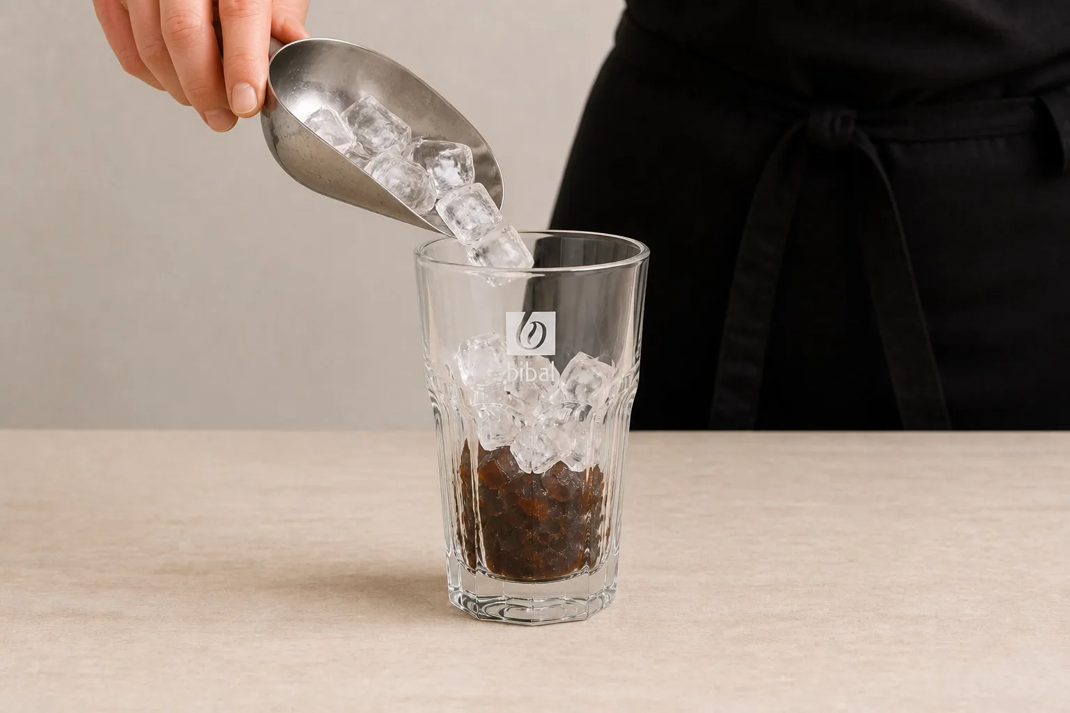Coffee Jelly Iced Latte (Tendance Mâched) — étape 2 : Dés de gelée au fond + glaçons