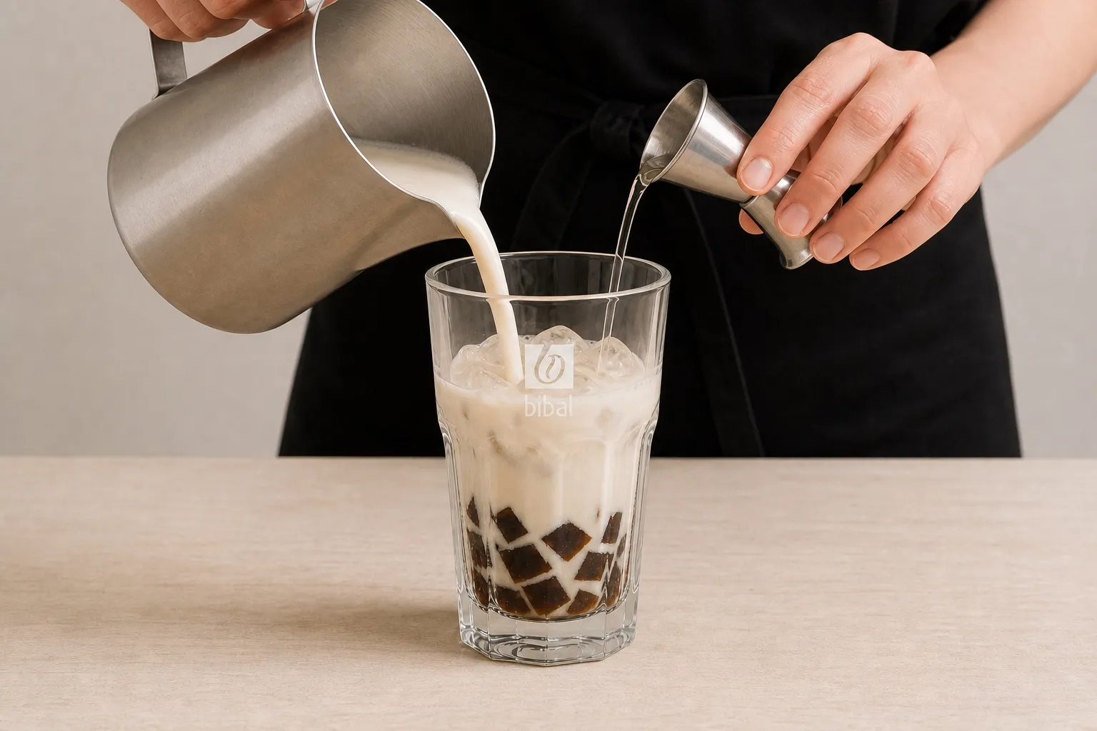 Coffee Jelly Iced Latte (Tendance Mâched) — étape 3 : Verser 18 cl de lait d'avoine BIO Yofi + 1 pompe de sirop vanille