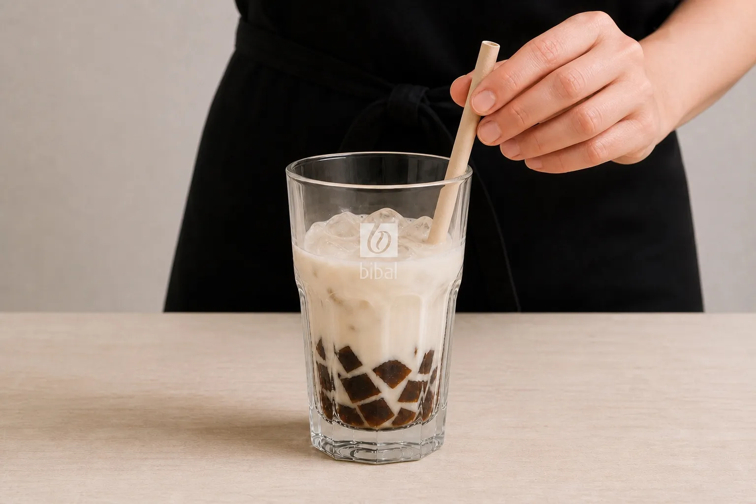 Coffee Jelly Iced Latte (Tendance Mâched) — étape 4 : Servir avec une paille large