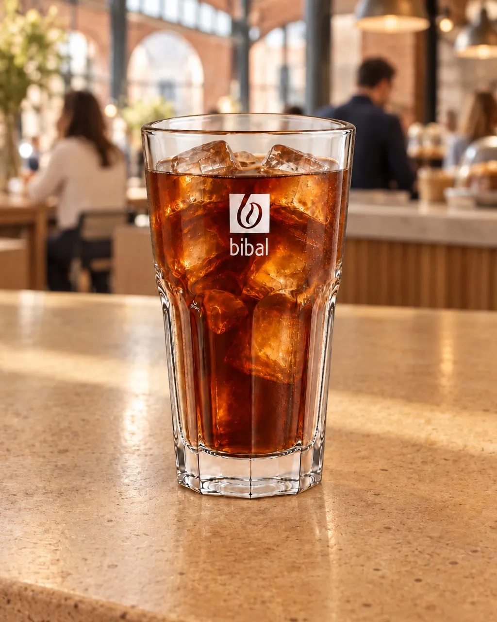 Cold Brew Bibal — Infusion maison (16-18 h) — la même boisson en gros plan à 45° : la matière, la texture et le service