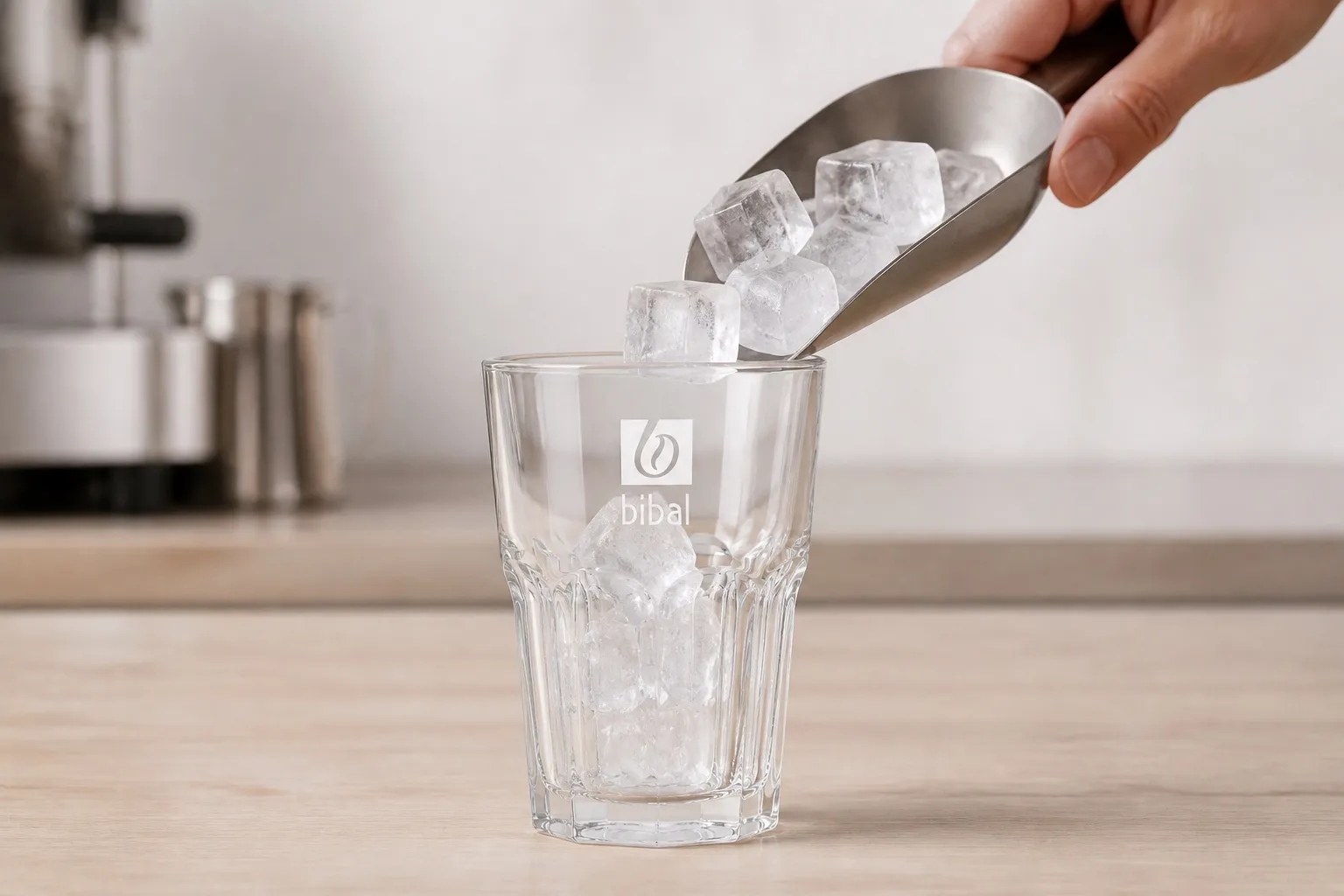 Cold Brew Bibal — Perfect Serve (canette 33 cl) — étape 1 : Remplir le verre de glaçons