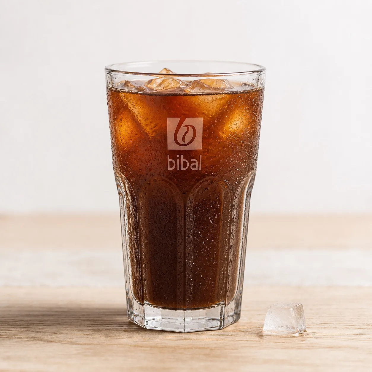 Cold Brew Bibal — Perfect Serve (canette 33 cl) — Le cold brew Bibal en canette, servi fermé avec son verre de glaçons : zéro geste, zéro perte. Produit à venir