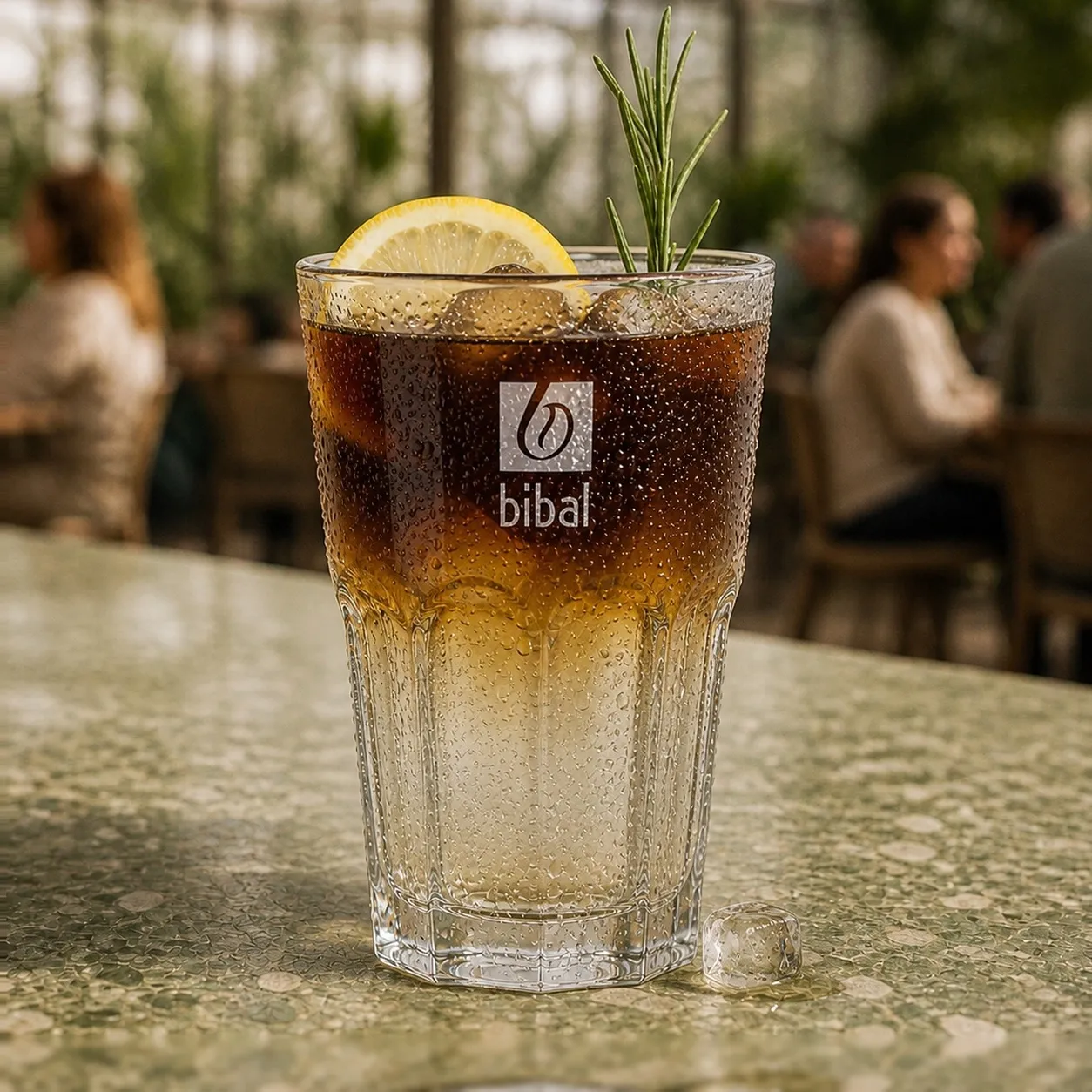 Cold Brew Tonic Botanique — la même boisson en gros plan à 45° : la matière, la texture et le service