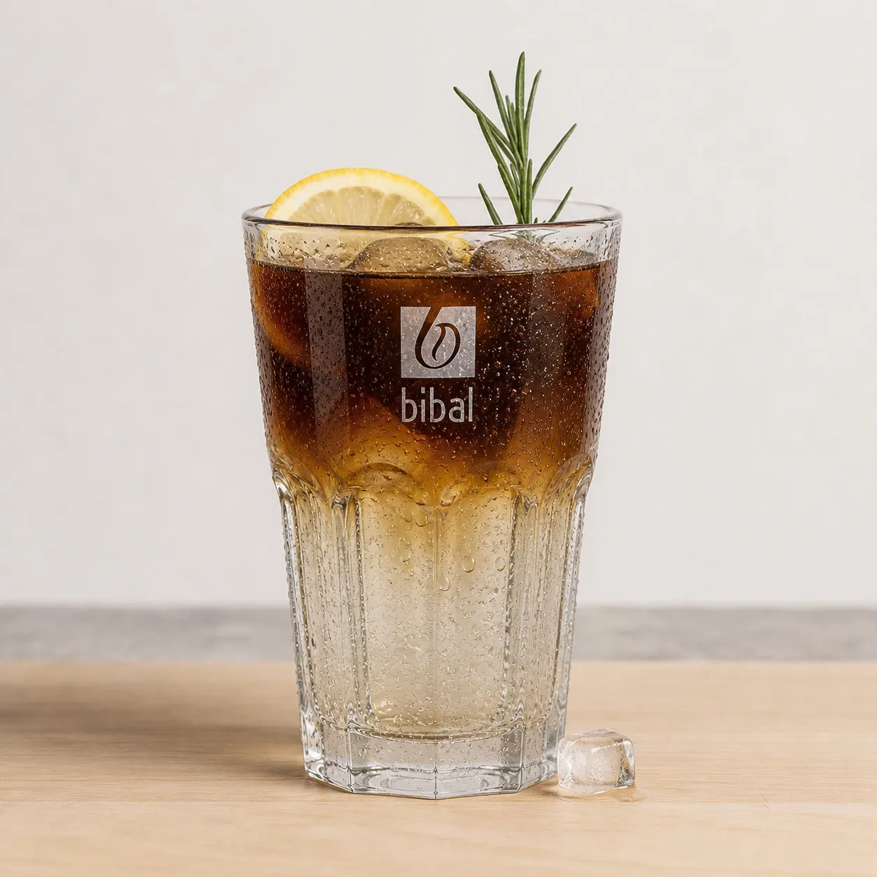 Cold Brew Tonic Botanique — Tonic artisanal et cold brew en dégradé : l'apéritif sans alcool des amateurs d'amertume fraîche.