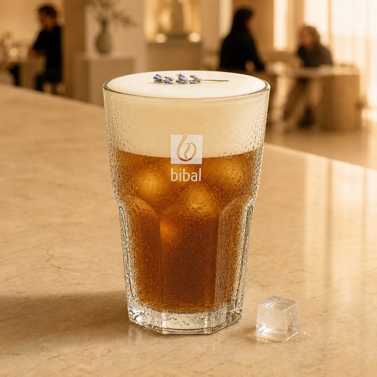 Cold Foam Miel & Lavande — Signature "Made in Sud" — la même boisson en gros plan à 45° : la matière, la texture et le service