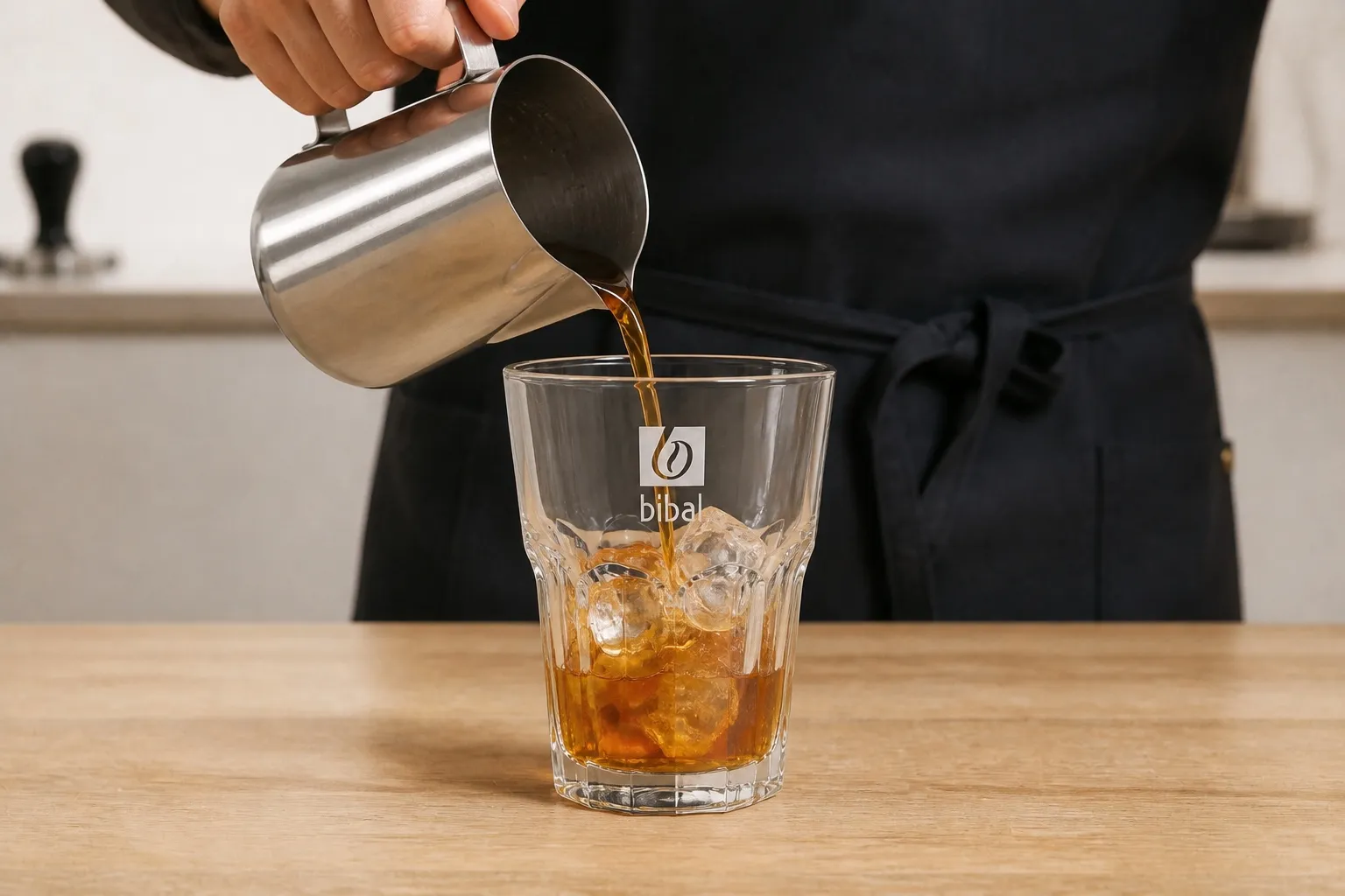 Cold Foam Miel & Lavande — Signature "Made in Sud" — étape 1 : Glaçons + cold brew dans le verre