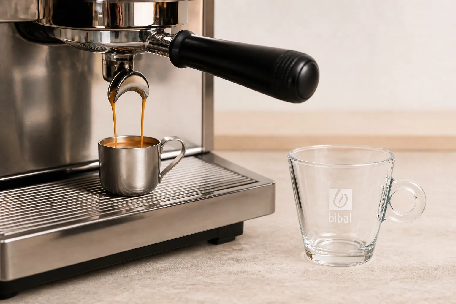 Double Expresso / Allongé — étape 1 : Double : extraire 2 doses (16-18 g, 60 ml). Allongé : 1 dose (8-9 g)