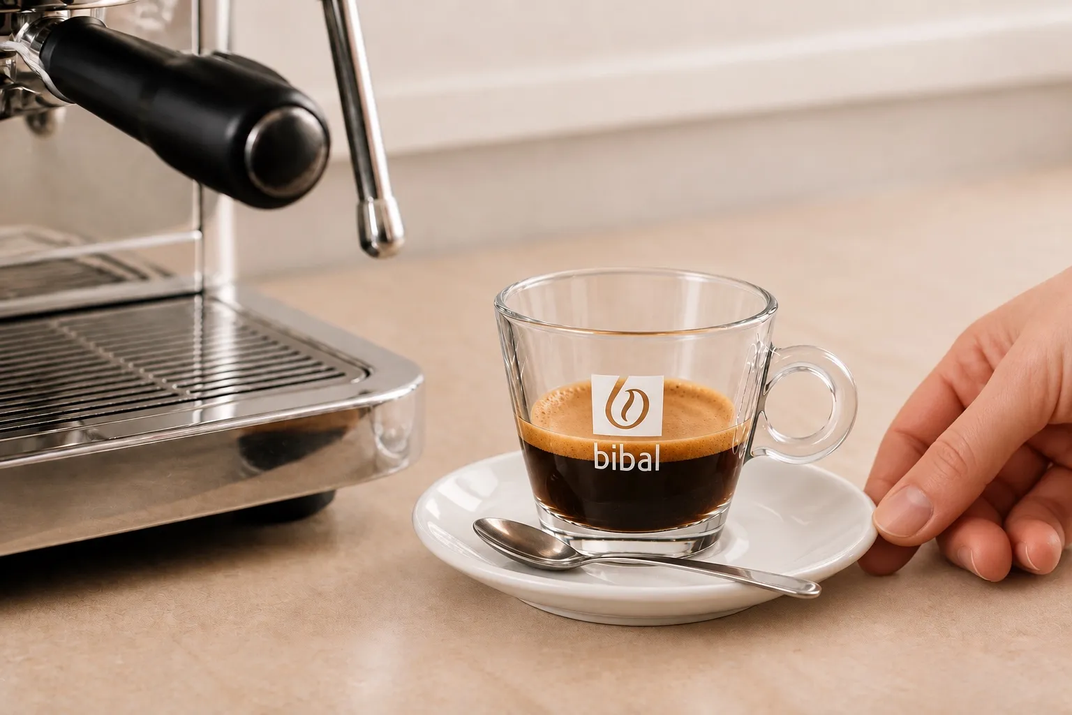 Expresso / Ristretto — étape 3 : Déposer la tasse sur sa sous-tasse et servir immédiatement