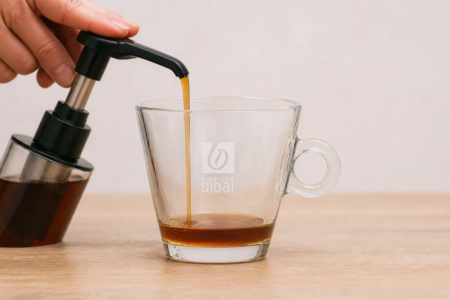 Froz'n Marshmallow Grillé — étape 1 : 1 pompe de sirop Marshmallow Grillé au fond du verre