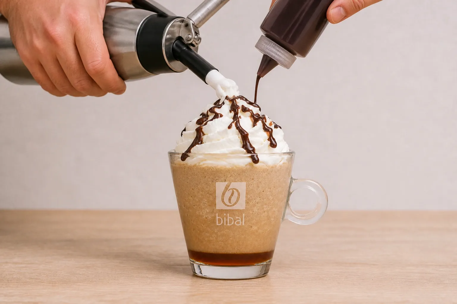Froz'n Marshmallow Grillé — étape 3 : Chantilly + coulis de chocolat