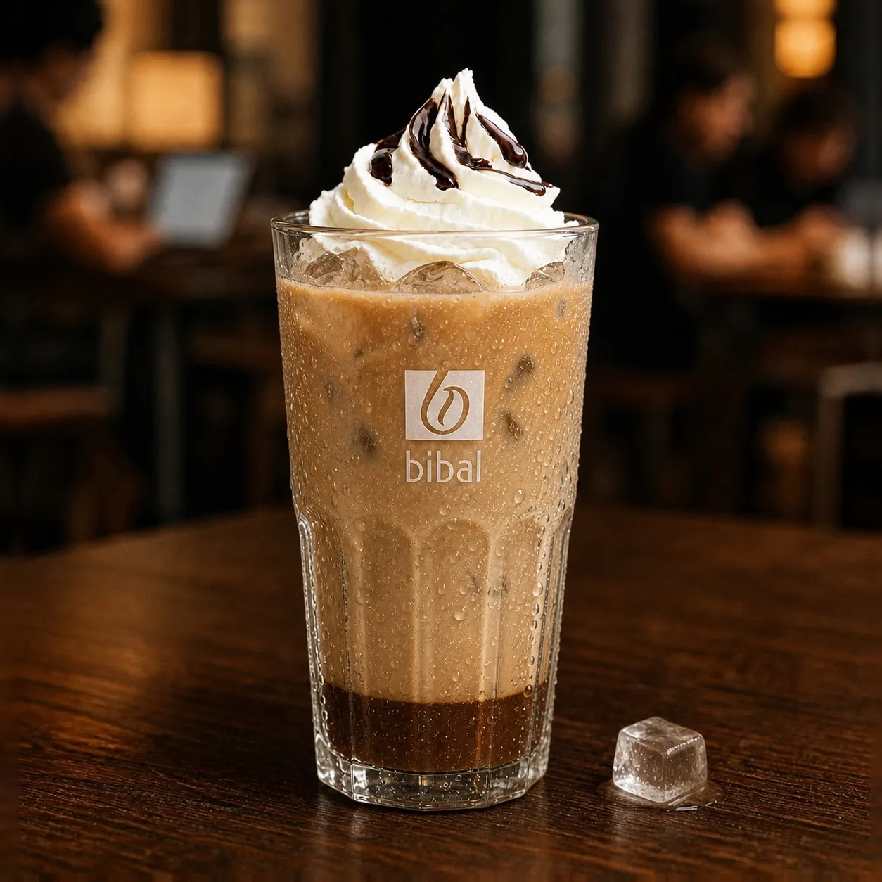 Iced Café Moka — la même boisson en gros plan à 45° : la matière, la texture et le service