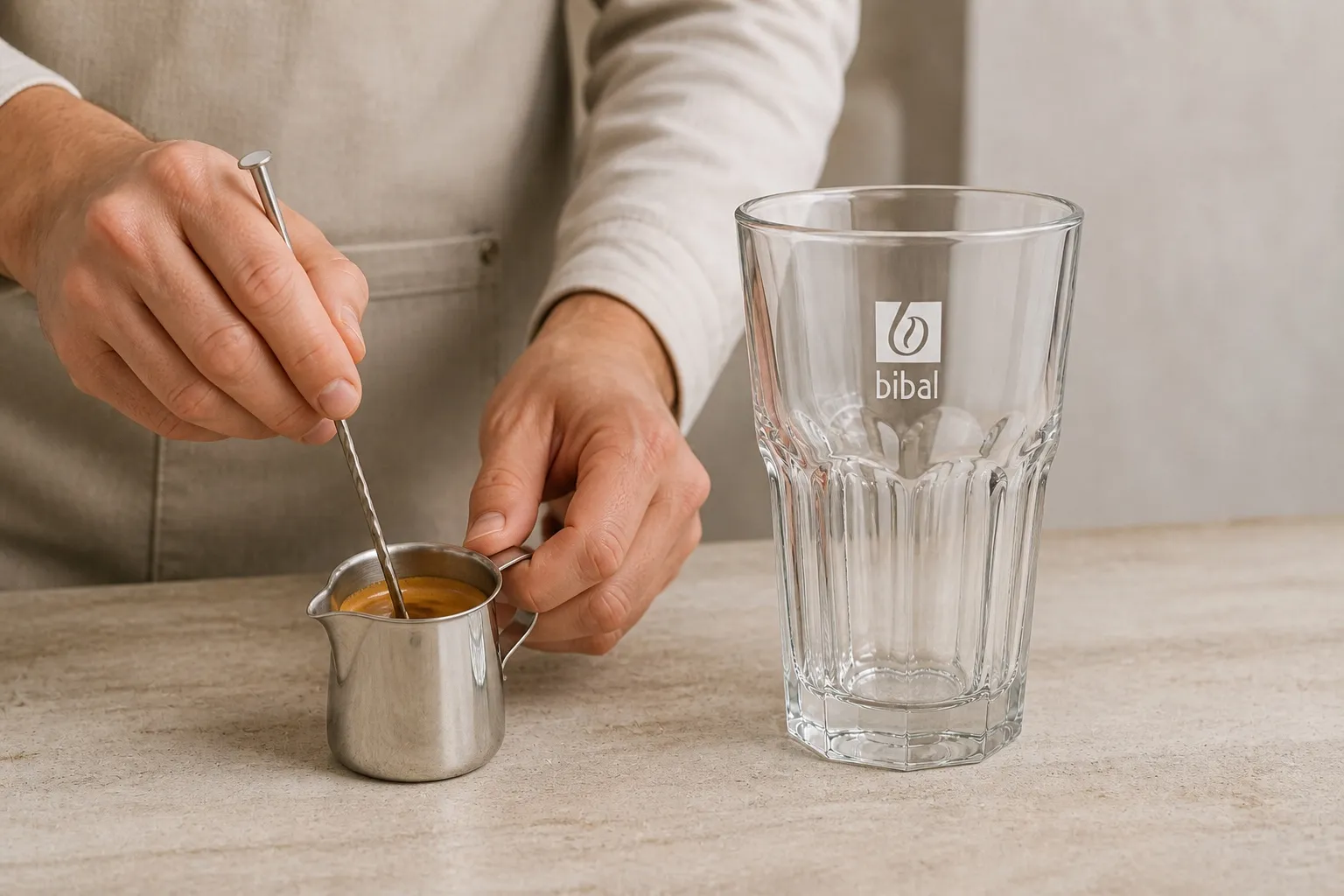Iced Café Moka — étape 1 : Diluer 30 ml de sauce chocolat dans 1 dose d'expresso chaud (8-9 g)