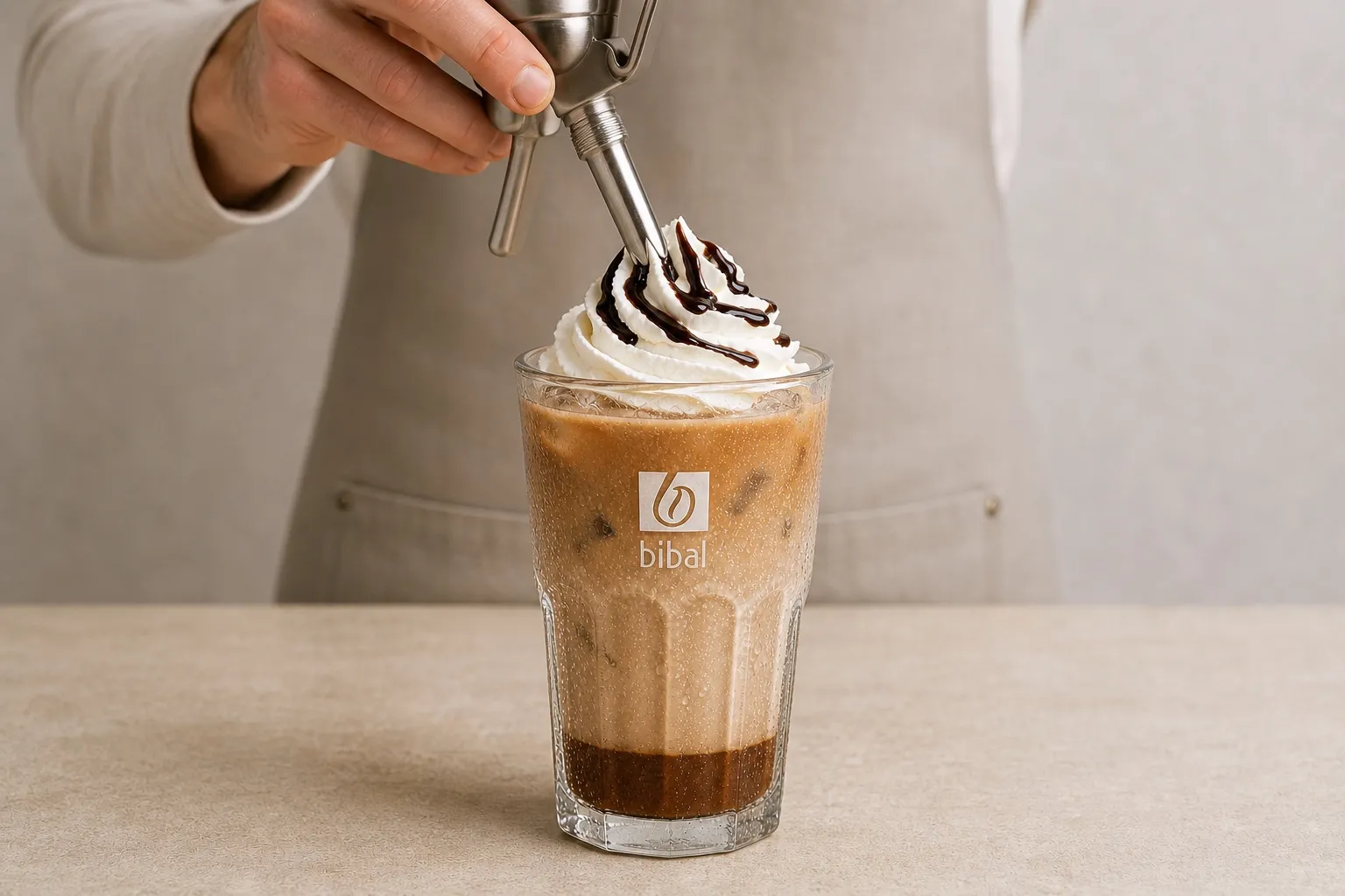 Iced Café Moka — étape 3 : Chantilly et coulis chocolat en option