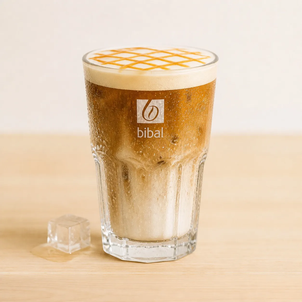 Iced Caramel Macchiato — Le classique glacé : lait frais, caramel et expresso versé en dernier pour des couches parfaites.