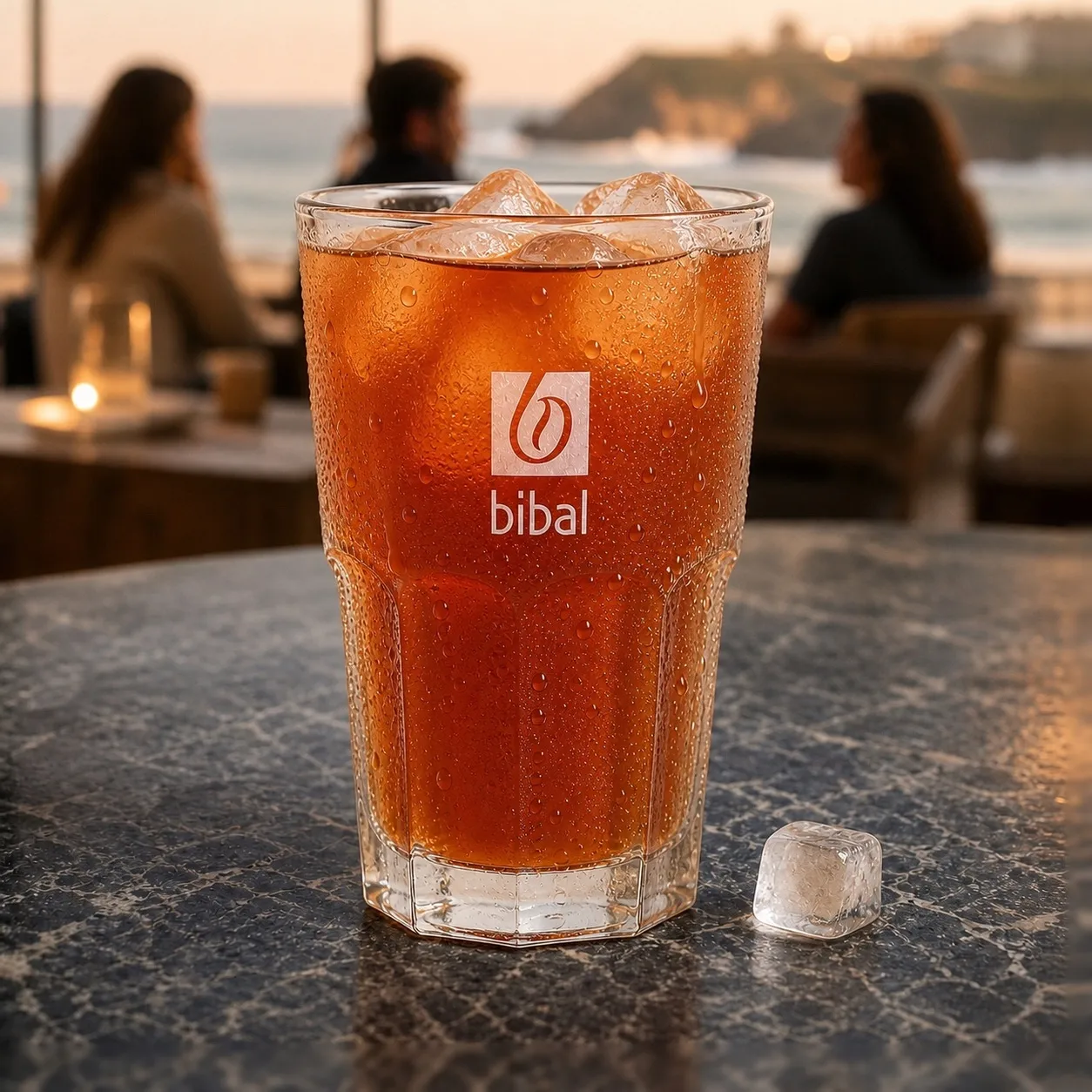 Iced Cascara Pêche-Coco ("Thé de Café") — la même boisson en gros plan à 45° : la matière, la texture et le service