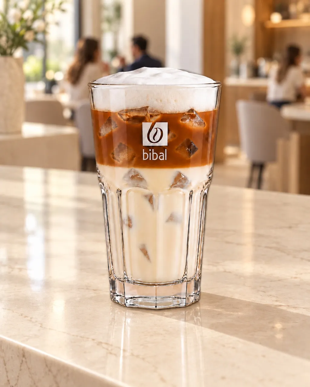 Iced Latte Coco-Avoine — la même boisson en gros plan à 45° : la matière, la texture et le service