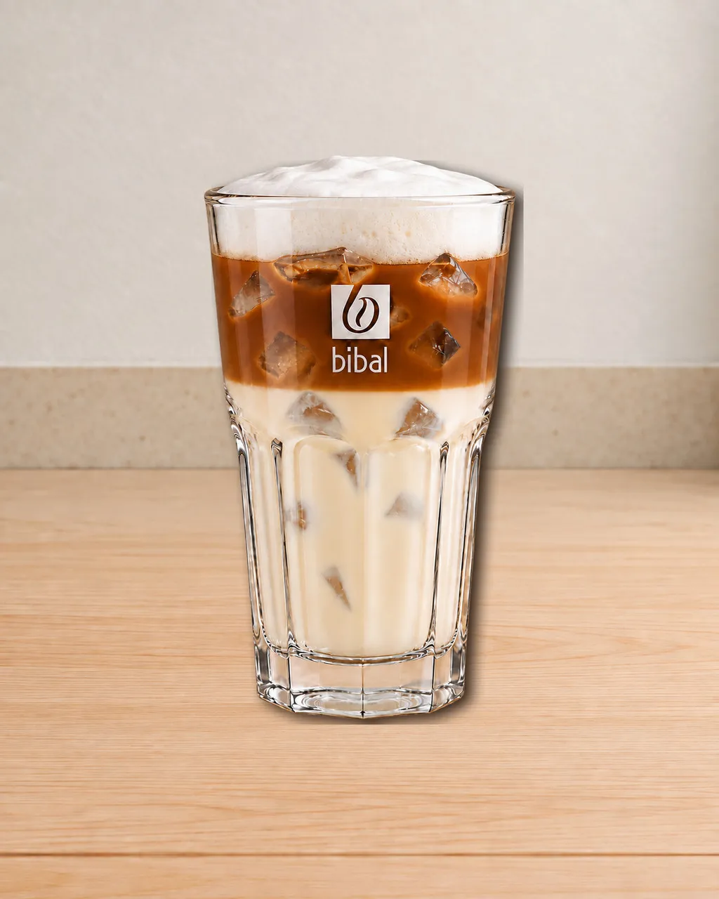 Iced Latte Coco-Avoine — Lait d'avoine bio, noix de coco et expresso coulé lentement : le latte glacé végétal le plus photogénique.