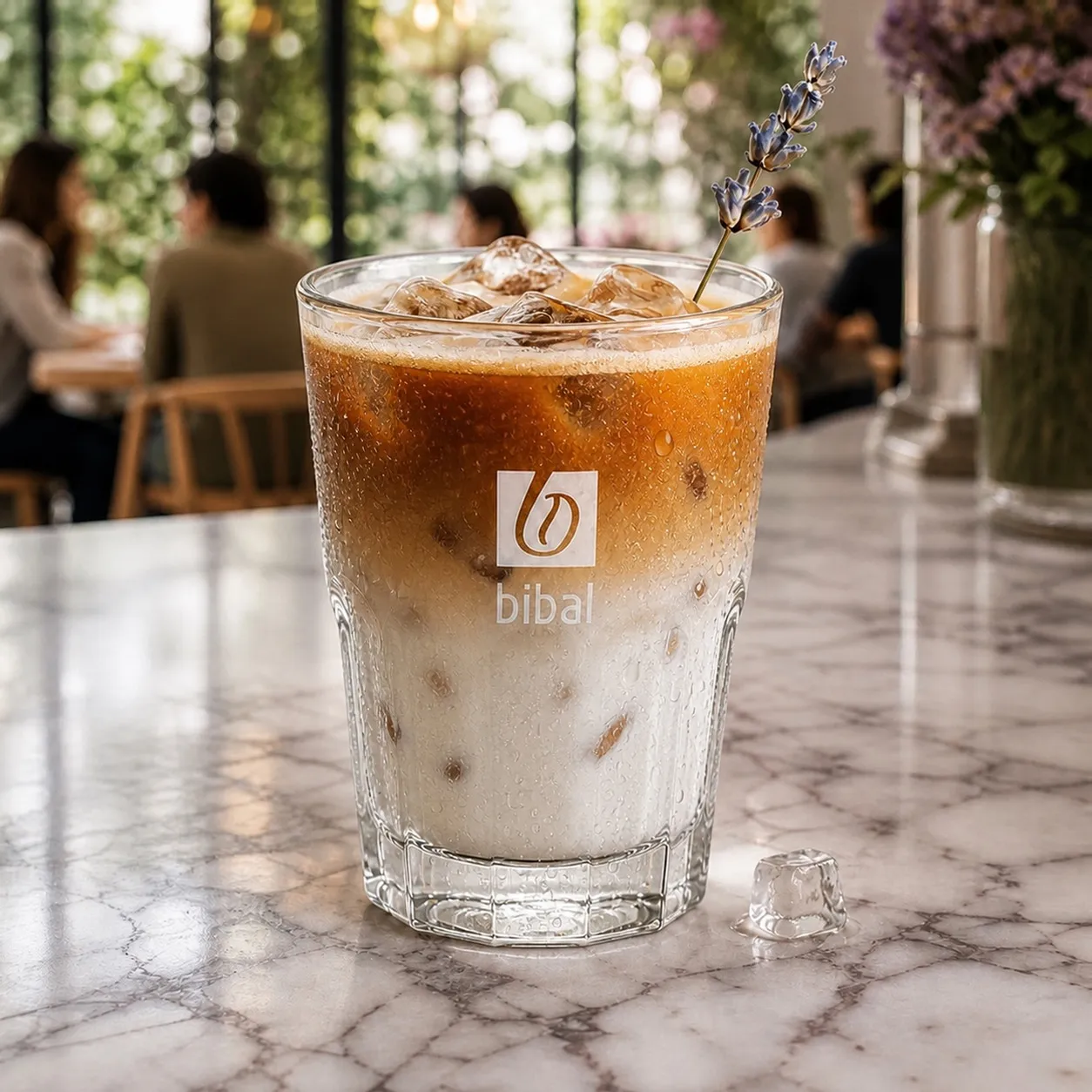 Iced Latte Lavande — la même boisson en gros plan à 45° : la matière, la texture et le service