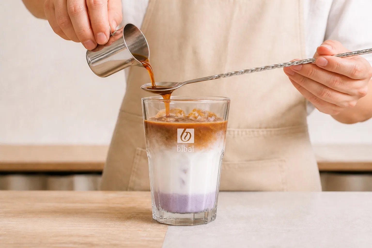 Iced Latte Lavande — étape 2 : Couler 1 dose (8-9 g) sur dos de cuillère (dégradé)