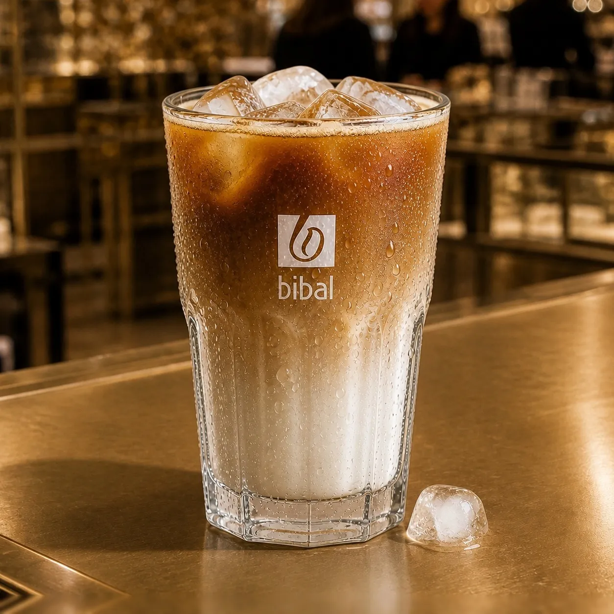 Iced Latte Macchiato — la même boisson en gros plan à 45° : la matière, la texture et le service