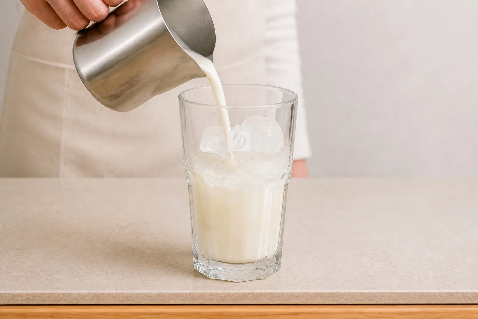 Iced Matcha Latte Kusmi — étape 2 : Glaçons + lait d'avoine dans le verre