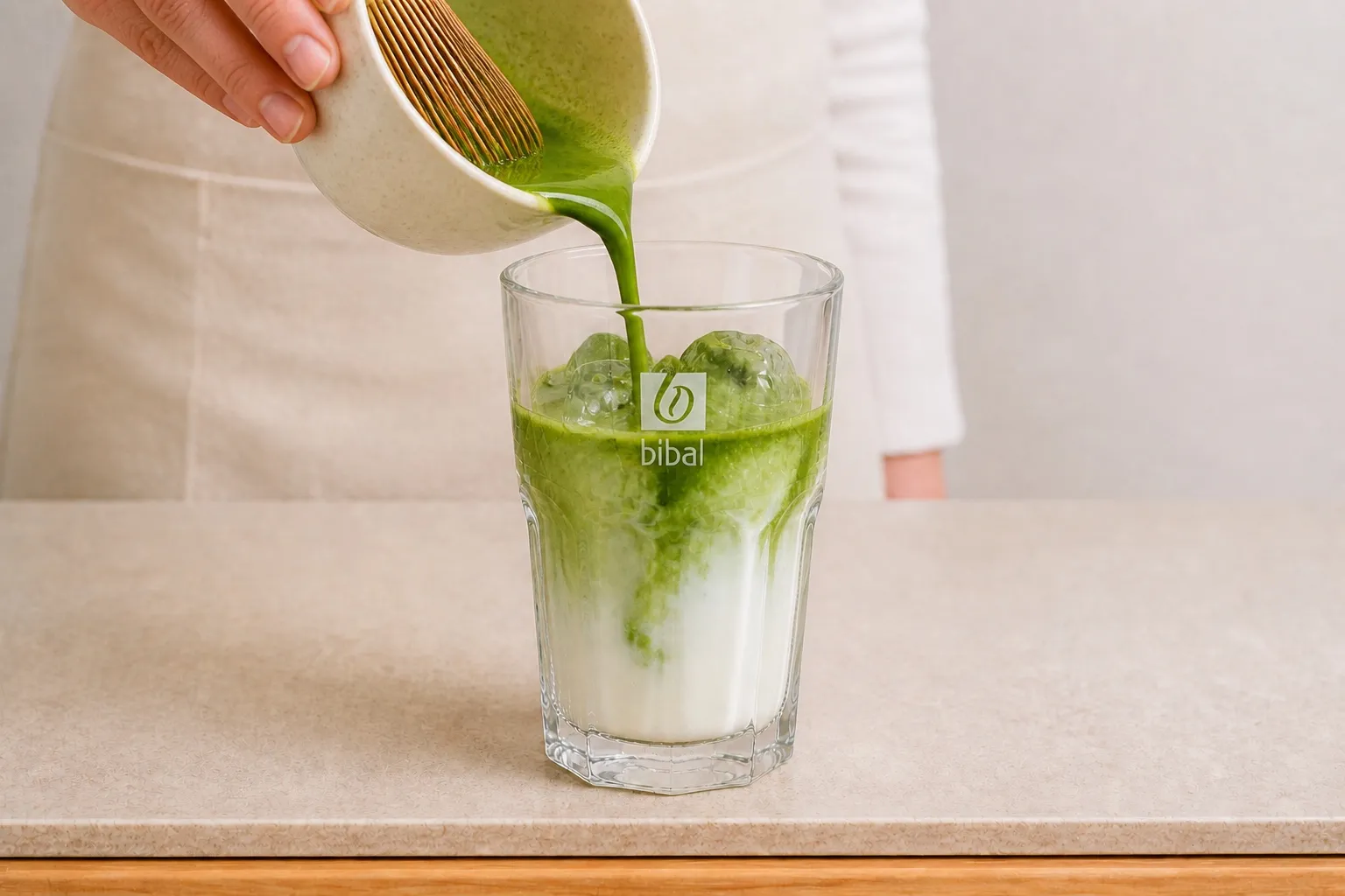 Iced Matcha Latte Kusmi — étape 3 : Couler le matcha au-dessus (marbrure verte)