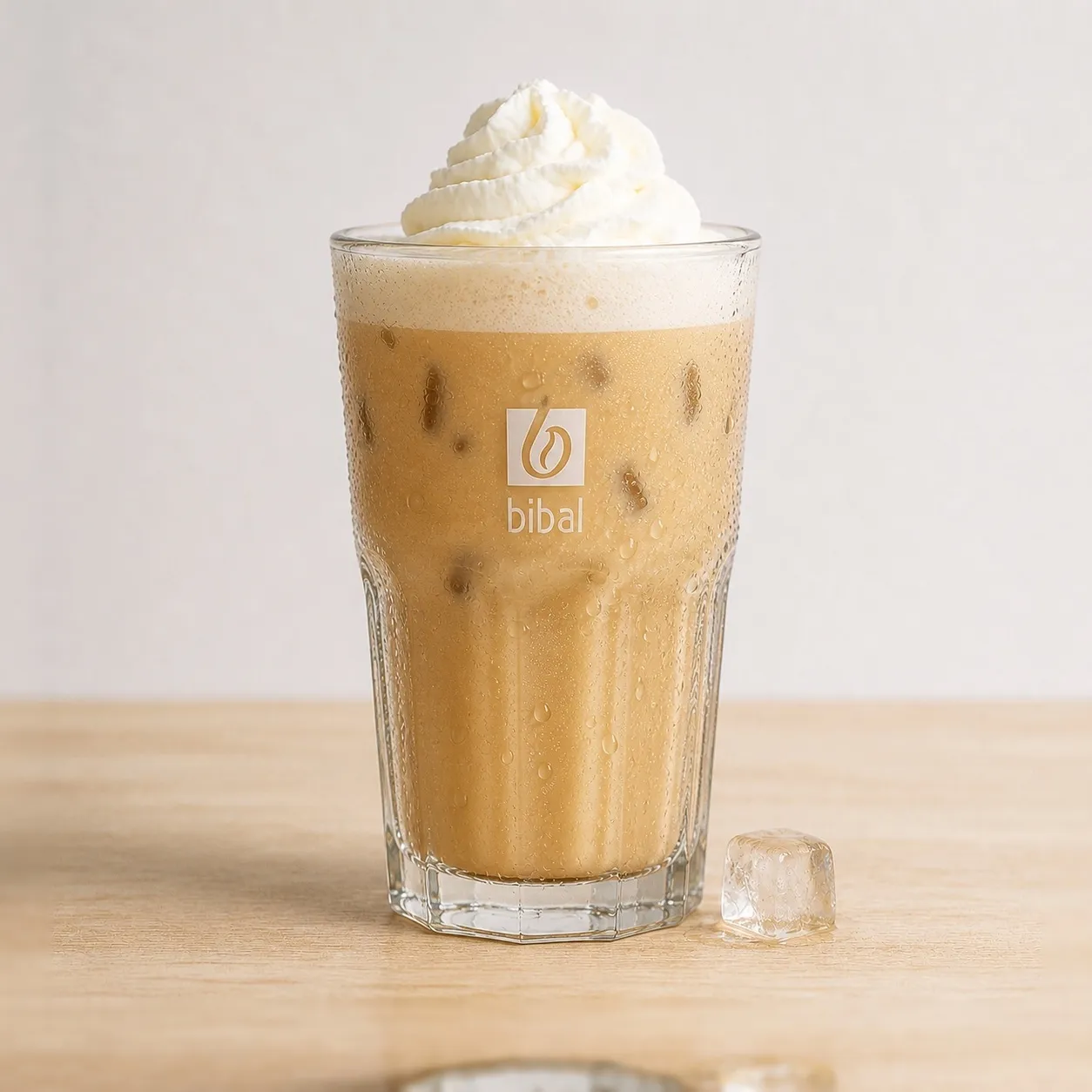 Iced White Café Moka — la même boisson en gros plan à 45° : la matière, la texture et le service