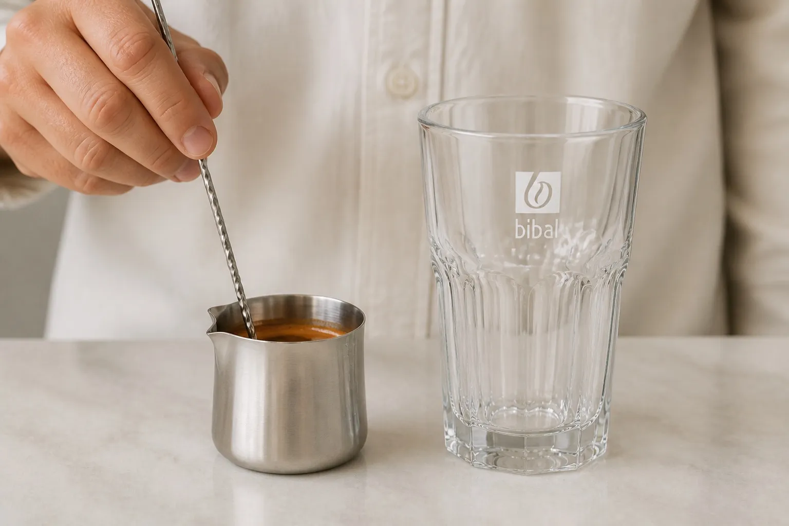 Iced White Café Moka — étape 1 : Diluer 30 ml de sauce chocolat blanc dans 1 dose d'expresso chaud (8-9 g)