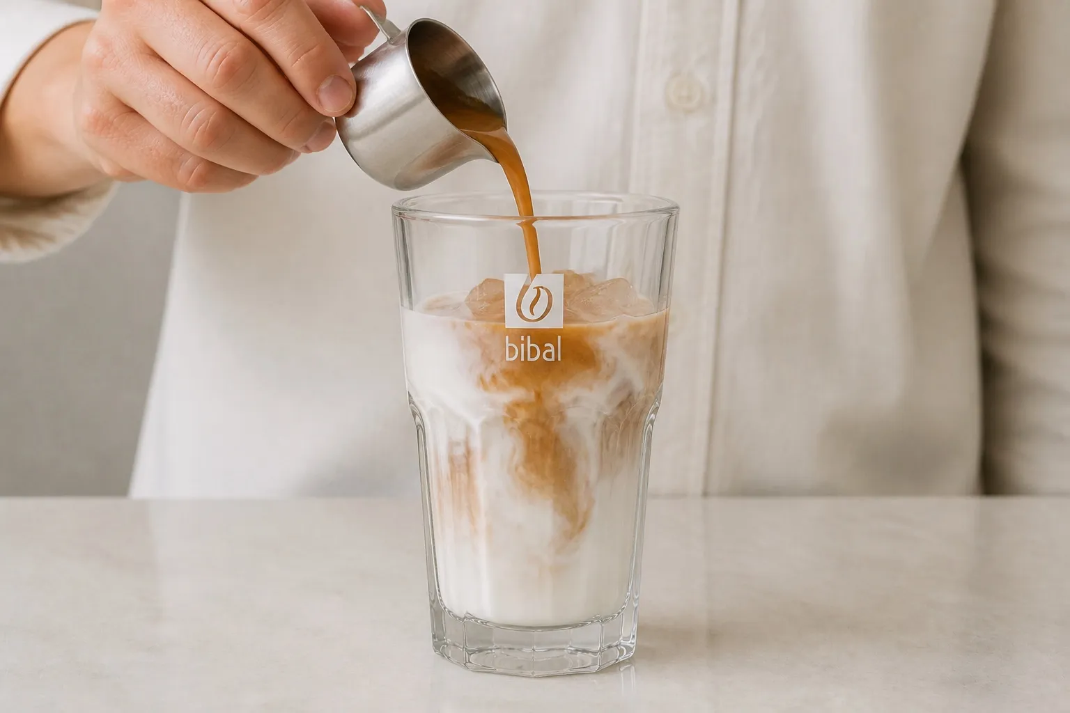 Iced White Café Moka — étape 2 : Verser sur glaçons + 180 ml de lait froid