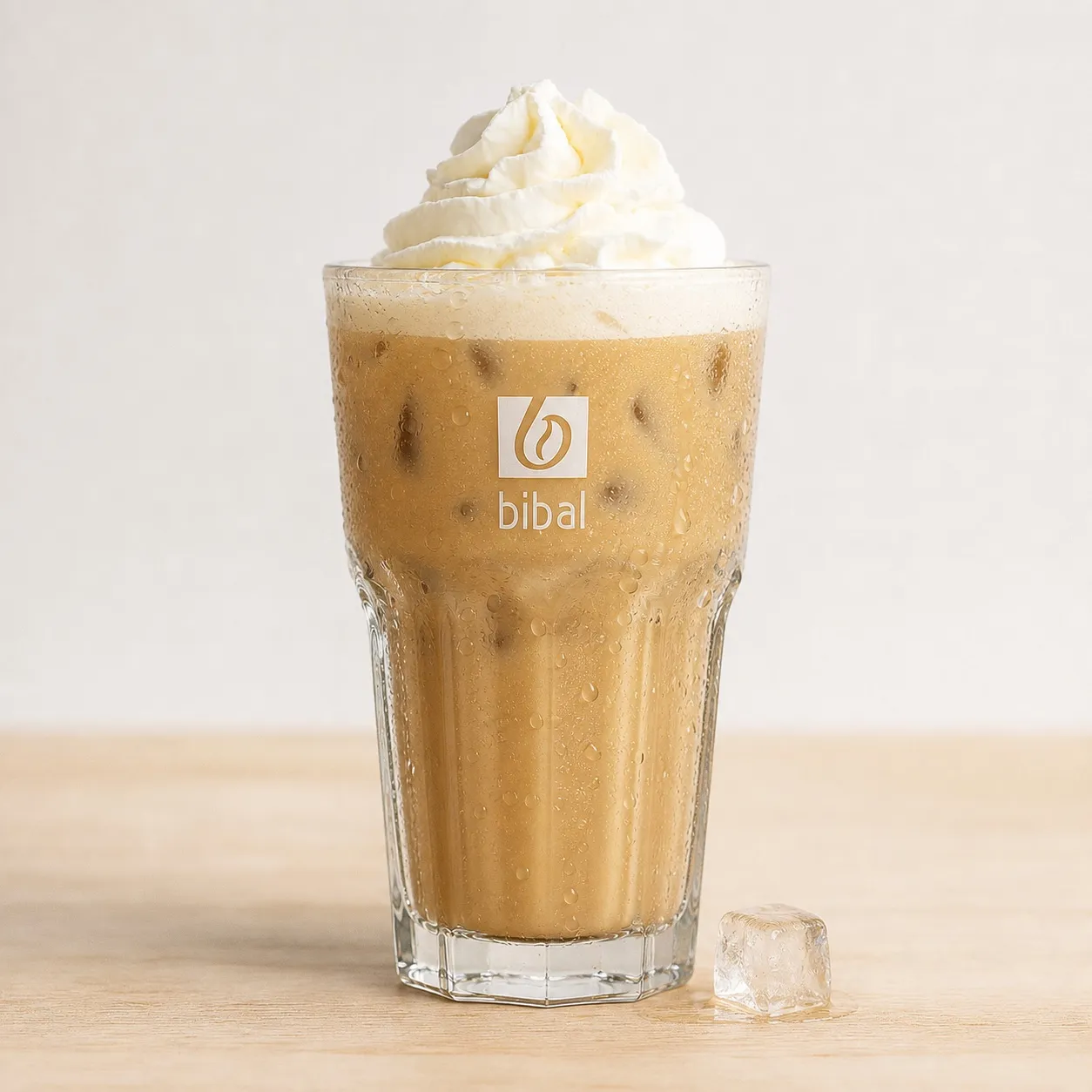 Iced White Café Moka — Chocolat blanc et expresso Bibal sur glace : la douceur nacrée, version été.