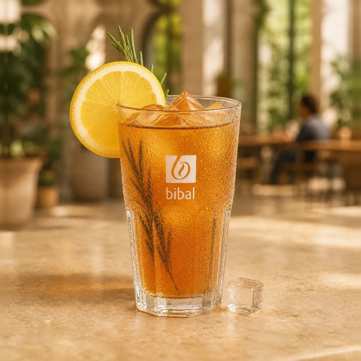 Infusion Pêche Botanique (Maison Meneau) — la même boisson en gros plan à 45° : la matière, la texture et le service