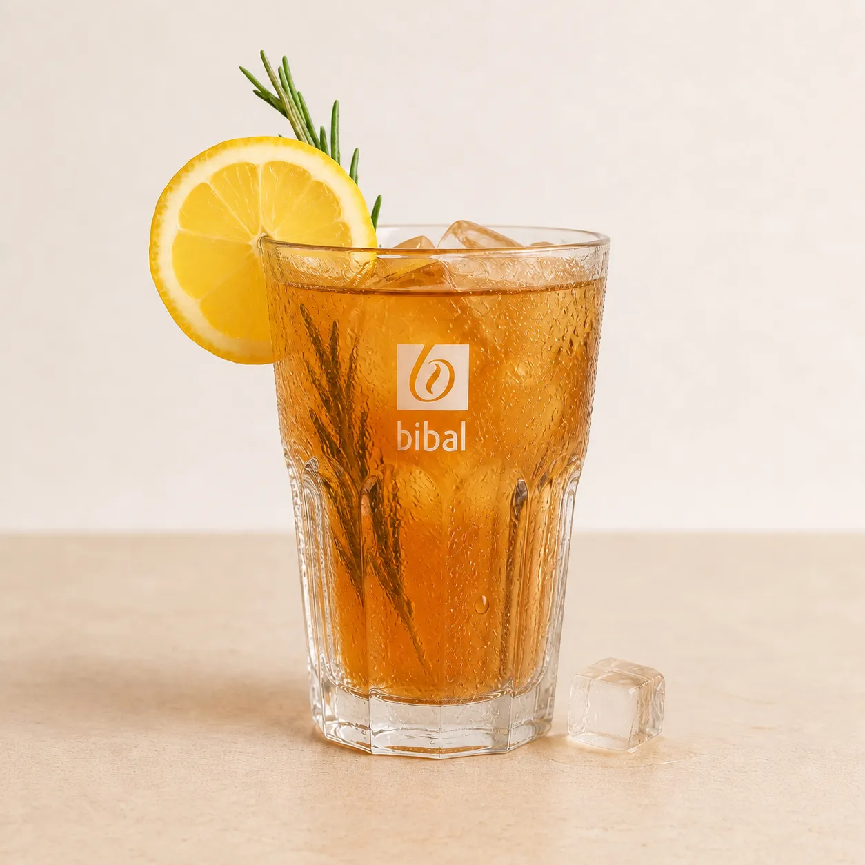 Infusion Pêche Botanique (Maison Meneau) — Thé glacé pêche bio Maison Meneau, citron frais et romarin : l'anti-soda, sain et désaltérant.