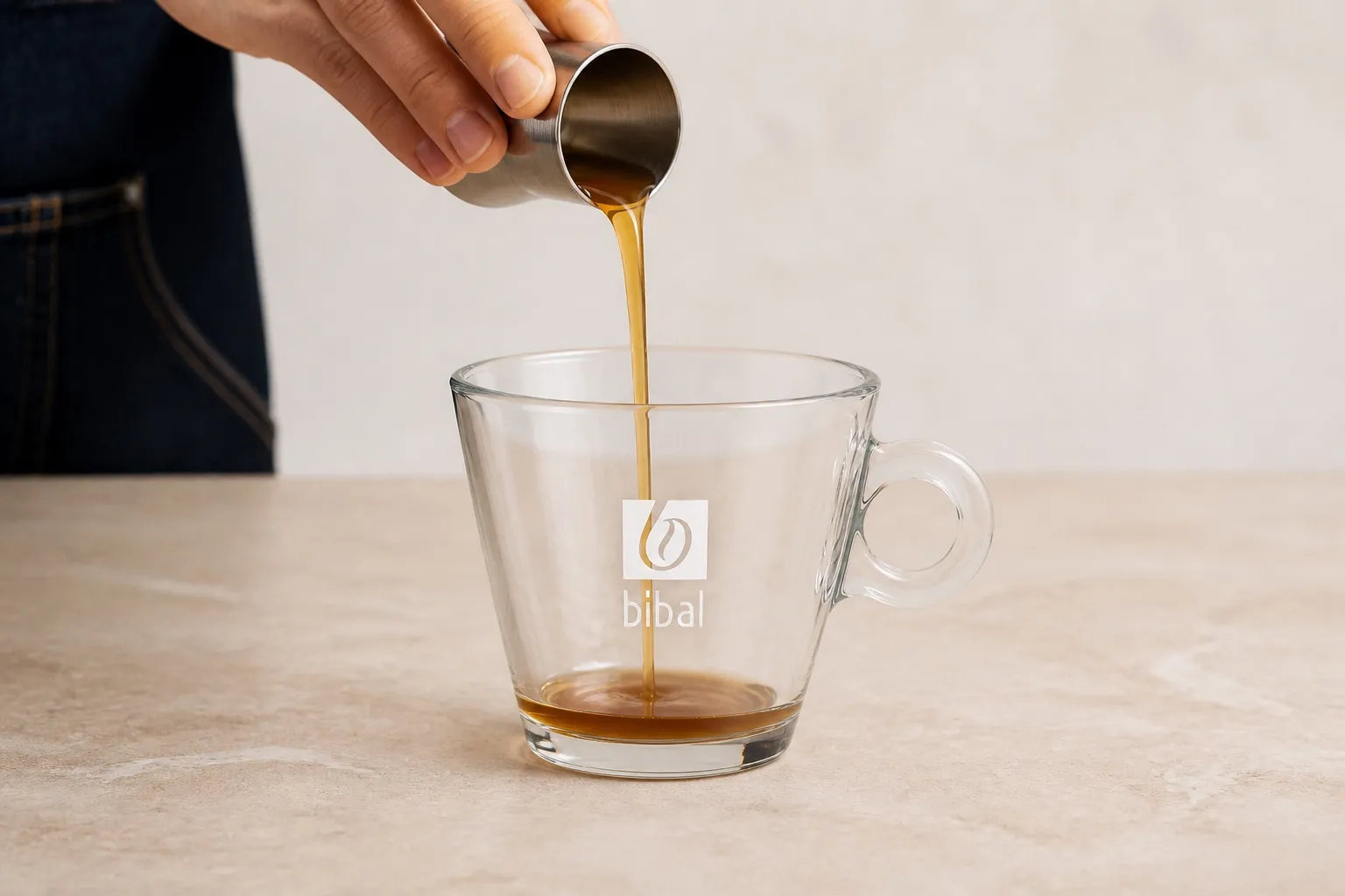 Latte Chai — étape 1 : Doser 2 pompes de sirop Chaï au fond